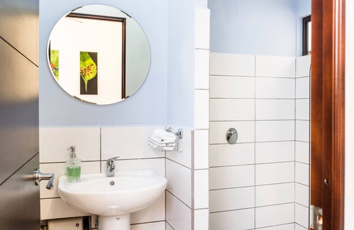 Cacique Bed & Breakfast | Casa Maria Airport B&B