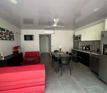 Punta Leona Apartment | CASA MARIPOSA a 500 metros de la playa FULL EQUIPADA Espacio y precio a tu medida Posibilidad de alquilar la casa entera, los dos apartamentos abajo o los 2 cuartos con baños privados en la planta alta Para 1 a 22 personas