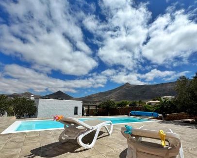 Tindaya House | Casa Marisa with Heated Pool & Garden