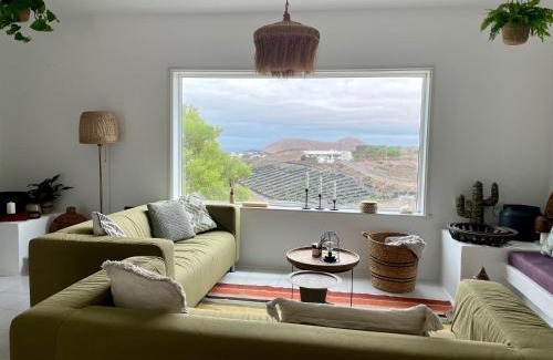 Tinajo Villa | Casa MaVi - Vineyard with heated pool