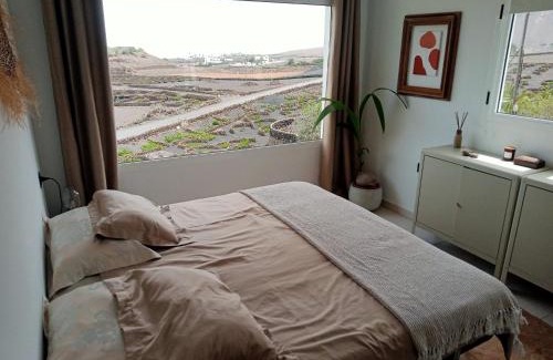 Tinajo Villa | Casa MaVi - Vineyard with heated pool