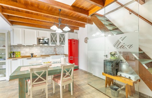 Vega de San Mateo Ski Chalet | 'Casa Mica' with Mountain View, Wi-Fi and Air Conditioning