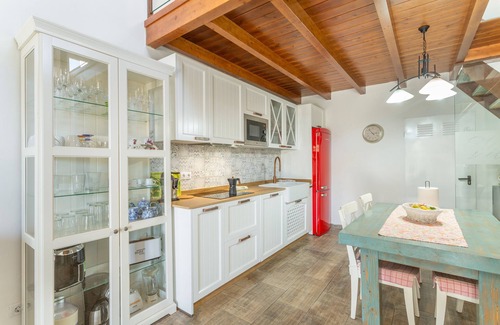 Vega de San Mateo Ski Chalet | 'Casa Mica' with Mountain View, Wi-Fi and Air Conditioning