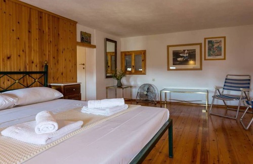 Votsi Apartment | Casa Milos Traditional Villa 190 m to the beach