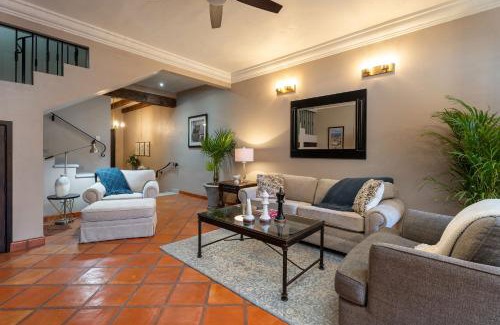 Colonia San Antonio House | Casa Mimosa, 3BR Retreat with Rooftop & City Views