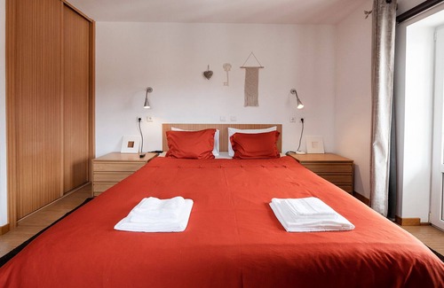 Montalegre e Padroso Apartment | Casa Miná: WaterBed Room by T2P