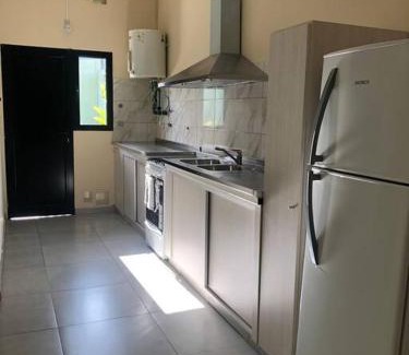 San Nicolas de los Arroyos House | Casa moderna y amplia con patio y cochera techada