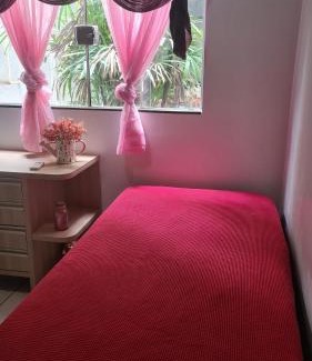 Rio Verde House | Casa mobiliada para periodo da tecnoshow 3 quartos sendo uma suíte sala copa cozinha área de lazer com piscina e bar molhado com churrasqueira 4 banheiros cozinha montada na área de lazer com 2 churrasqueiras elétrica e comum