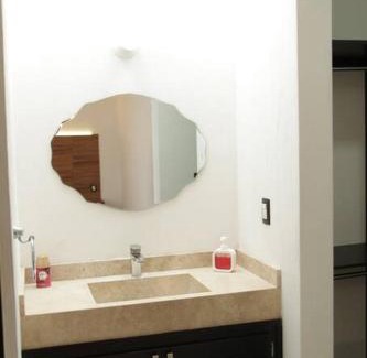 Leon House | Casa moderna con terraza privada