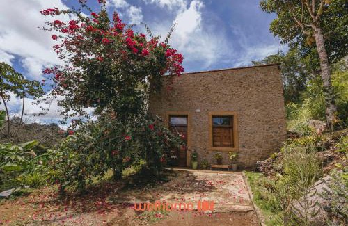 Bezerros House | Casa na pedra em Serra Negra vista para montanha