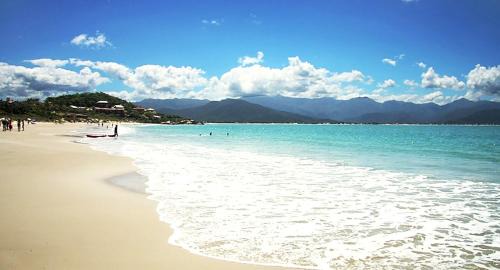 Palhoca House | Casa na praia em SC com Wi-Fi e churrasqueira