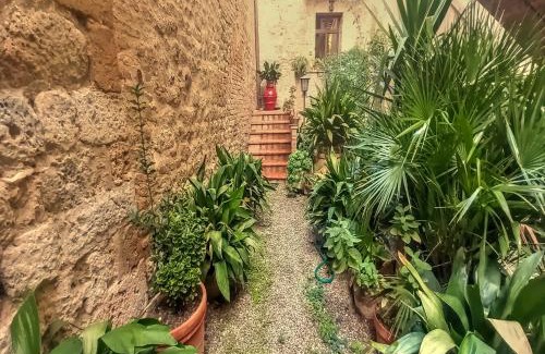 San Gimignano City Centre Apartment | Casa nella Corte nel Centro di San Gimignano con balcone panoramico wifi e garage auto privato