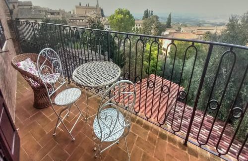 San Gimignano City Centre Apartment | Casa nella Corte nel Centro di San Gimignano con balcone panoramico wifi e garage auto privato