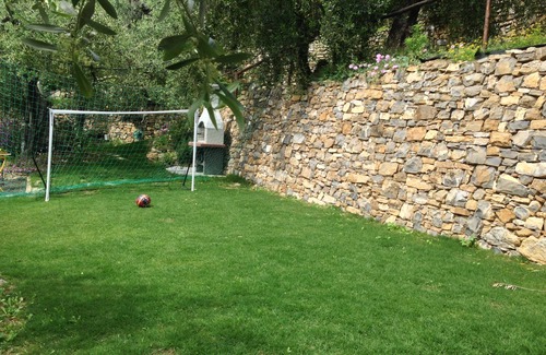 Diano San Pietro Apartment | Casa Nelle Rose 2, Giardino e Vista Sulla Valle