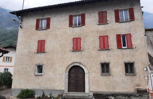 Iragna House | Casa Nineta Iragna (Canyoning waterfall)