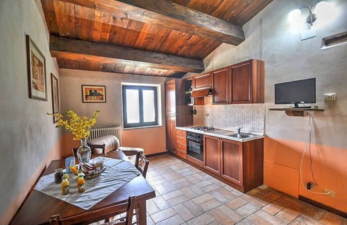 Sarnano House | Casa Noriana A: A characteristic and welcoming apartment situated in a quiet location, surrounded by a wonderful garden, with Free WI-FI.