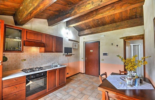 Sarnano House | Casa Noriana A: A characteristic and welcoming apartment situated in a quiet location, surrounded by a wonderful garden, with Free WI-FI.