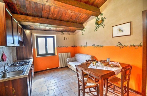 Sarnano House | Casa Noriana B: A characteristic and welcoming apartment situated in a quiet location, surrounded by a wonderful garden, with Free WI-FI.