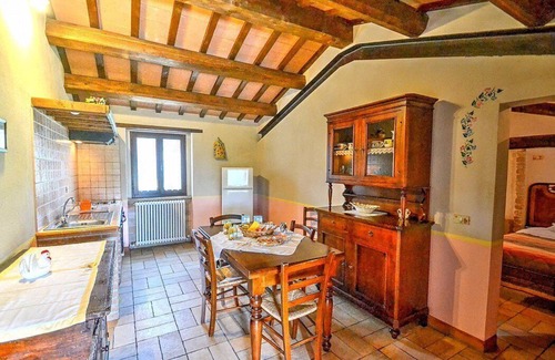Sarnano House | Casa Noriana E: A characteristic and welcoming apartment situated in a quiet location, surrounded by a wonderful garden, with Free WI-FI.