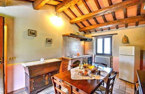 Sarnano House | Casa Noriana E: A characteristic and welcoming apartment situated in a quiet location, surrounded by a wonderful garden, with Free WI-FI.