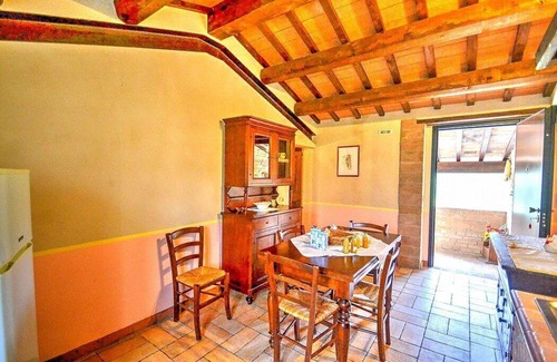 Sarnano House | Casa Noriana E: A characteristic and welcoming apartment situated in a quiet location, surrounded by a wonderful garden, with Free WI-FI.