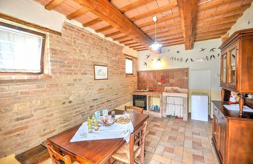 Sarnano House | Casa Noriana F: A characteristic and welcoming apartment situated in a quiet location, surrounded by a wonderful garden, with Free WI-FI.