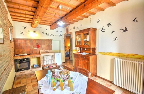 Sarnano House | Casa Noriana F: A characteristic and welcoming apartment situated in a quiet location, surrounded by a wonderful garden, with Free WI-FI.
