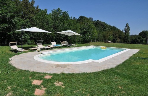 Sarnano House | Casa Noriana F: A characteristic and welcoming apartment situated in a quiet location, surrounded by a wonderful garden, with Free WI-FI.