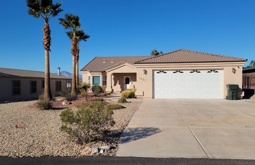 Bullhead City House | Casa Oasis- Your Family Fun Vacation Pool Home with Boat Parking