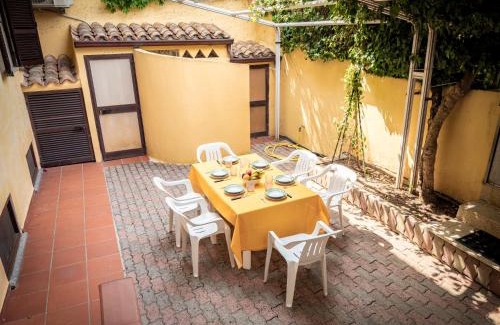 Cannigione House | Casa Olivia - Casa indipendente nel centro di Cannigione a 3 minuti a piedi dal lungomare, 5 minuti a piedi dalla spiaggia più vicina e vicinissima alle spiagge più belle della Costa Smeralda