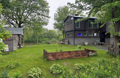 Saint-Pie Ski Chalet | Casa on the lazy River, Pet friendly!