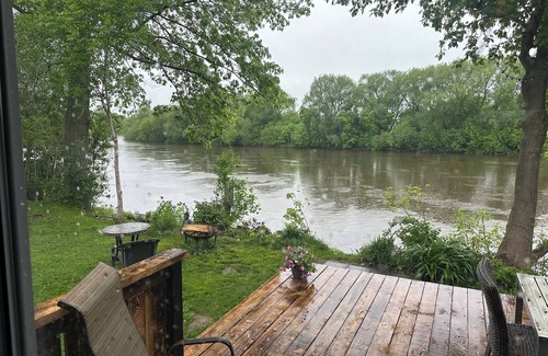 Saint-Pie Ski Chalet | Casa on the lazy River, Pet friendly!