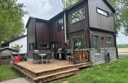 Saint-Pie Ski Chalet | Casa on the lazy River, Pet friendly!