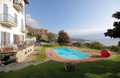 Azzano House | Casa Panorama Tre: A bright and cheerful studio apartment situated at a short distance from the shores of Lake Como, with Free WI-FI.