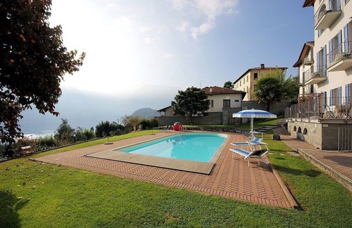 Azzano House | Casa Panorama Tre: A bright and cheerful studio apartment situated at a short distance from the shores of Lake Como, with Free WI-FI.