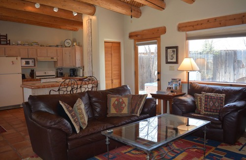 El Prado House | Casa Panorama -Views-Hot Tub-Kiva Fireplace 10 minutes from Town