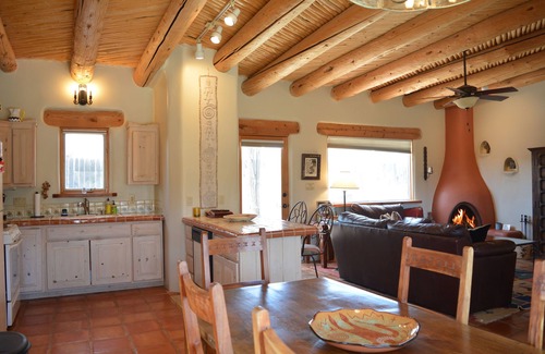 El Prado House | Casa Panorama -Views-Hot Tub-Kiva Fireplace 10 minutes from Town