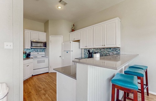 Galveston House | Casa Pelicano - updated townhome with Gulf-view balconies, near Jamaica Beach