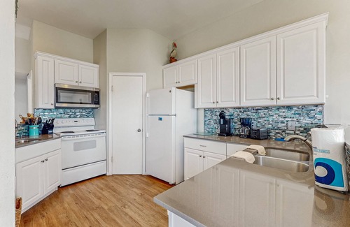 Galveston House | Casa Pelicano - updated townhome with Gulf-view balconies, near Jamaica Beach