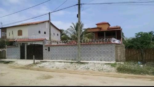 Jacone House | Casa Piscina, Saquarema, Jaconé, segundo andar, independente, com 2 quartos 2 banheiros, cozinha e varanda superior. Com piscina e churrasqueira exclusiva para hospedes, garagem