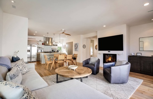 West Beach House | "Casa Playa" in the heart of West Beach - impeccably remodeled, with A/C and 2 car garage!