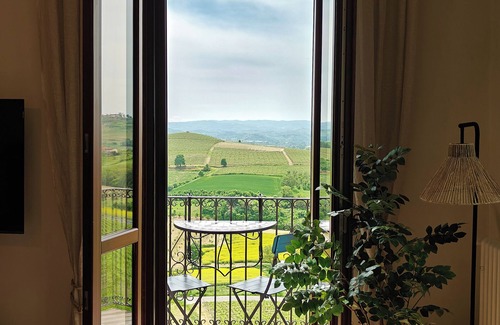 San Martino Alfieri House | Casa Profumi di Barbera 12 (8+4): Infinity Pool and 6 Luxurious Bedrooms