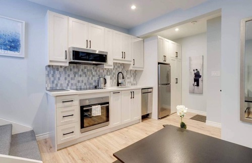 Leslieville Apartment | Casa Queen-Leslieville Suite w LRG Patio