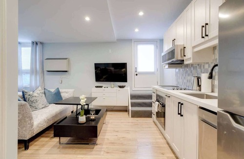 Leslieville Apartment | Casa Queen-Leslieville Suite w LRG Patio
