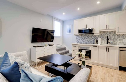Leslieville Apartment | Casa Queen-Leslieville Suite w LRG Patio