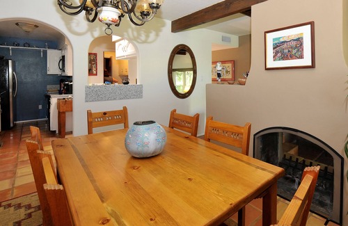 Southside House | Casa Ramona: Santa Fe Style, Great Yard, Pets ok!