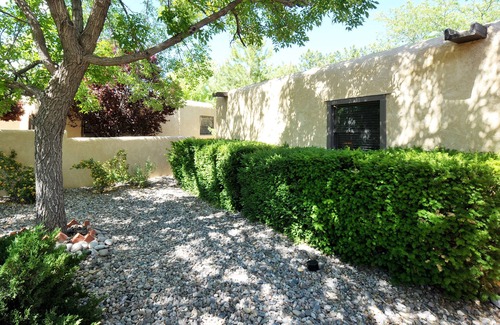 Southside House | Casa Ramona: Santa Fe Style, Great Yard, Pets ok!