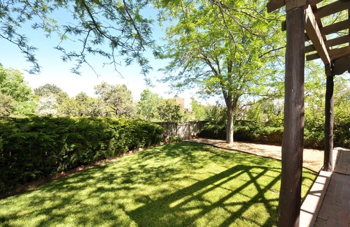Southside House | Casa Ramona: Santa Fe Style, Great Yard, Pets ok!