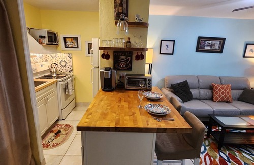 Parker Ridge House | Casa Ricardo Apt, Comfy, Cozy, Private, W/D, WiFi, 10 min. to downtown & Beaches