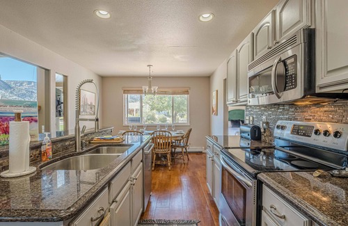 Grand Junction House | Casa Rimrock: Pergola Dining and Monument Views